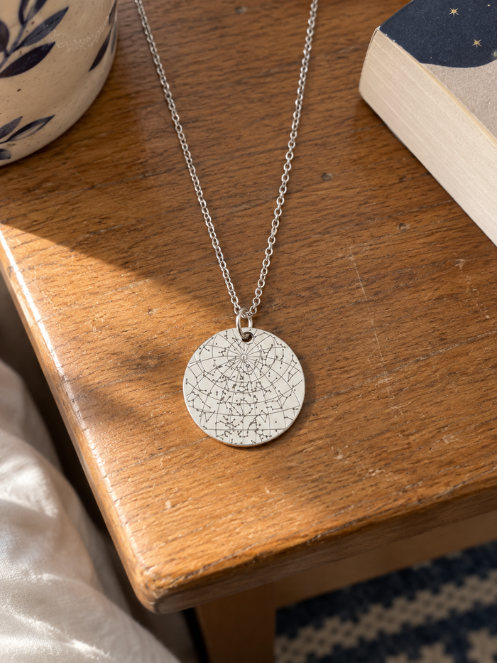 [TESTE] AI-generated layout mockup of Star Map Necklace — Round, Steel. Not a real customer photo.