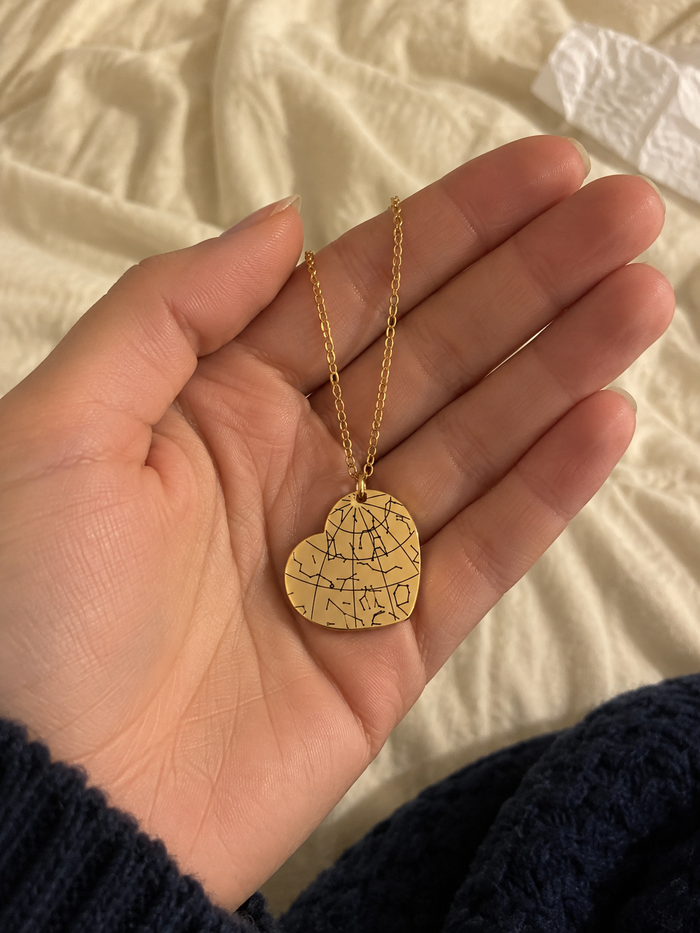 [TESTE] AI-generated layout mockup of Star Map Necklace — Heart. Not a real customer photo.