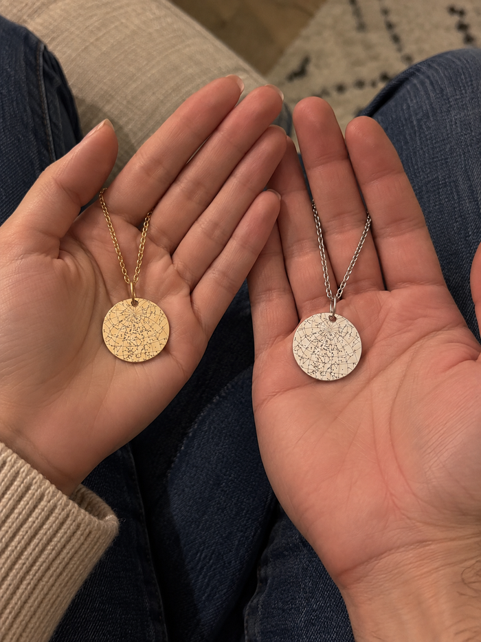 [TESTE] AI-generated layout mockup of Star Map Necklace — Couple Set. Not a real customer photo.