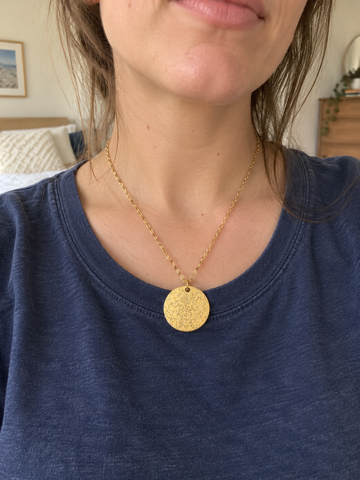 [TESTE] AI-generated layout mockup of Star Map Necklace — Round, Gold. Not a real customer photo.